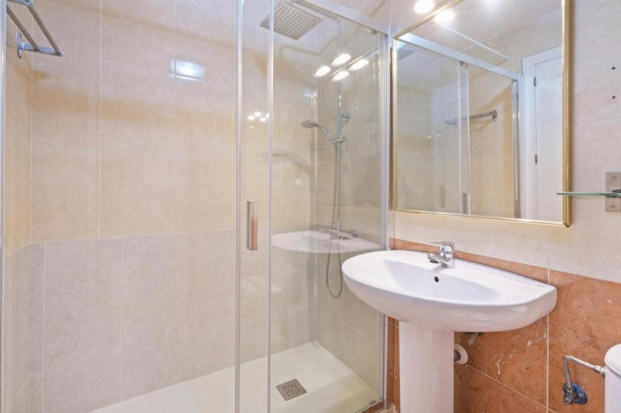 Apartamento En Calle Cuarteles De Dos Habitaciones Малага Екстериор снимка