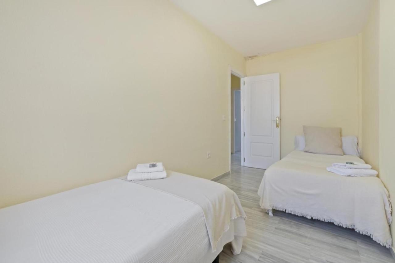 Apartamento En Calle Cuarteles De Dos Habitaciones Малага Екстериор снимка